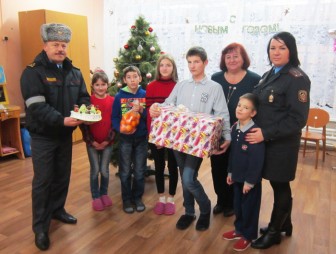 Сотрудники отдела внутренних дел  Мостовского райисполкома приняли участие  в акции 'Наши дети'