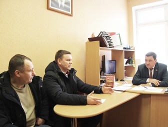 Председатель Мостовского районного Совета депутатов Валерий Табала провёл приём граждан