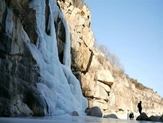 В Китае замерз 80-метровый водопад