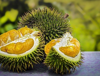 Редкий 'невыездной' фрукт продают в Индонезии за $1 тыс.