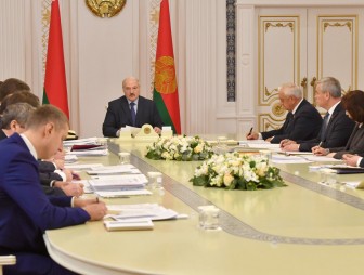 От международного сотрудничества до работы предприятий - Александр Лукашенко собрал на совещание экономический блок