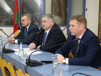 Новае да Дня беларускага пісьменства, сучасныя СМІ і інфармацыйная бяспека. Міністр інфармацыі краіны Аляксандр Карлюкевіч у рамках адзінага дня інфармавання наведаў Карэліцкі раён