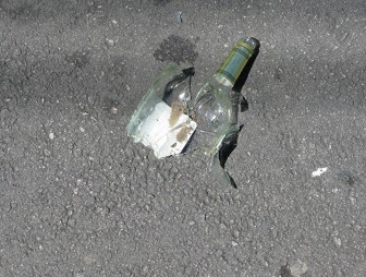 В Мостах пьяный мужчина выбросил бутылку в окно и попал в женщину: возбуждено уголовное дело