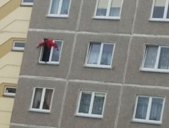 В Гродно мужчина хотел выпрыгнуть с шестого этажа