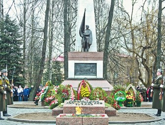 В Гродно состоялась торжественная церемония возложения цветов и венков к памятнику советским воинам, партизанам и подпольщикам, погибшим в годы Великой Отечественной войны