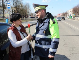 Сотрудники Мостовского ОГАИ поздравили женщин-водителей с 8 марта