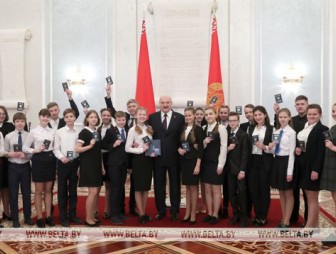 Александр Лукашенко в День Конституции вручил паспорта юным гражданам Беларуси