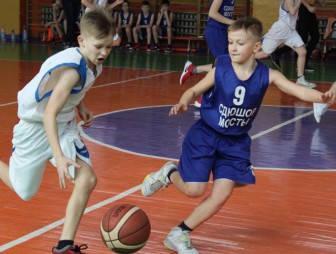 В Мостах прошли соревнования детско-юношеской баскетбольной лиги среди юношей