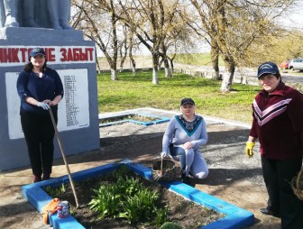 Активисты профсоюзных организаций и совета ветеранов привели в порядок памятник в аг. Зарудавье