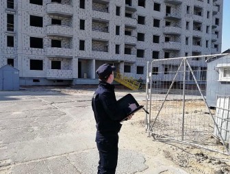 В Гродно строитель упал с высоты и погиб. Следователи выясняют обстоятельства трагедии