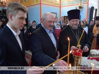 Александр Лукашенко в праздник Пасхи зажег свечу в храме Рождества Христова в Логойском районе