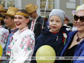 В Гродно 1 Мая отметили парадом профессий и открытием сезона фонтанов