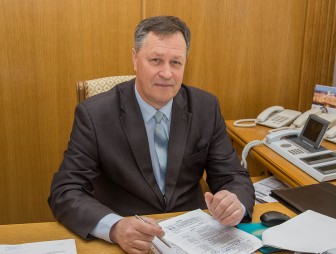Субботнюю прямую линию провел управляющий делами облисполкома Игорь Попов