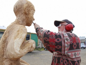 Деревянные скульптуры украсят Вертелишки к 19 мая. В этот день здесь встретят эстафету огня «Пламя мира»