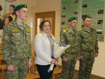В Мостовском военкомате поблагодарили за достойную службу солдат