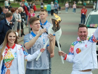Олимпийские чемпионы, певец, ректор и супермодель. В центре Гродно прошла эстафета огня «Пламя мира»