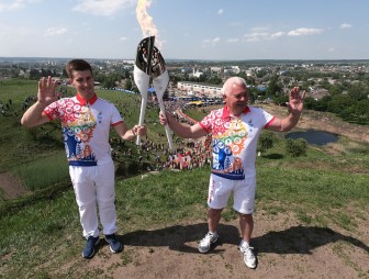 'Пламя мира' в Волковыске пронес Сергей Прокопчик – факелоносец Олимпийских игр 1980 года