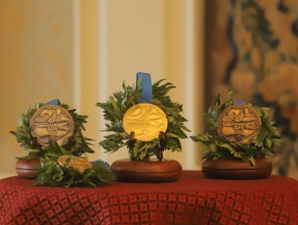 Медали II Европейских игр, покрытые наноалмазами, презентовали в Мирском замке