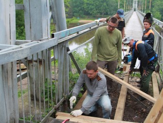 Сегодня в Мостах начали ремонт подвесного моста