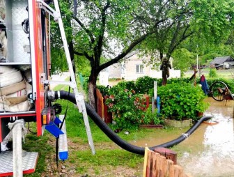 Сильные дожди прошли в Кореличском районе: затопило поля и дворы
