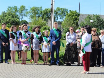 Выпускников Правомостовской средней школы напутствовали учителя, родители, друзья