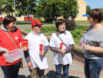 Волонтёры Красного Креста предлагали мостовчанам обменять сигарету на конфету