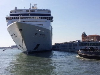 Круизный лайнер столкнулся с прогулочным катером в Венеции