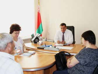 Председатель районного Совета депутатов Валерий Табала провёл прием граждан и прямую телефонную линию