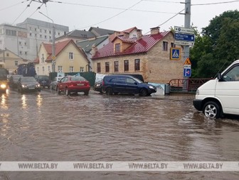 В Гродно сильный дождь подтопил некоторые улицы: остановлено движение троллейбусов