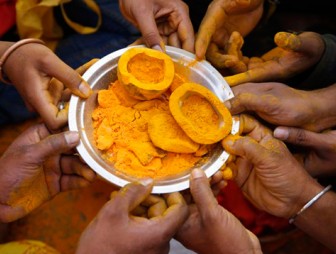 Вокруг планеты: 'Золотой' фестиваль куркумы прошел в Индии