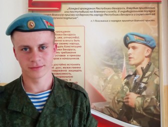Мостовчанин Александр Сливко старательно изучает азы военного дела