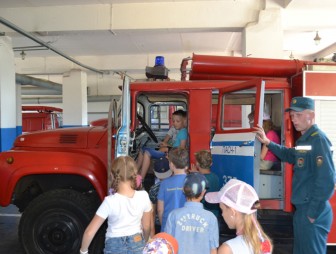 Учащиеся детских лагерей побывали на экскурсии в Мостовском РОЧС