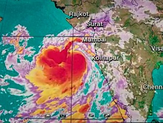 Мощнейший за 20 лет циклон движется на Индию