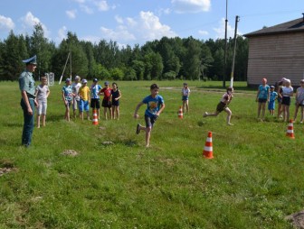 В рамках акции «Каникулы без дыма и огня!» спасатели Мостовского района посетили учащихся ДОЛ «Неман»