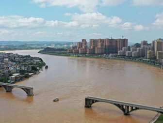 На юге Китая обрушился мост, несколько автомобилей упали в реку