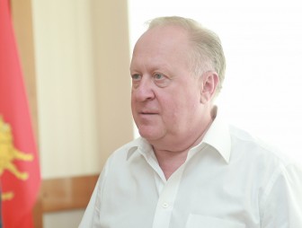 На вопросы жителей региона на прямой линии отвечал заместитель председателя облисполкома Виктор Лискович