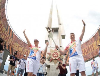'Пламя мира' подняли над Курганом Славы - теперь путь на Минск