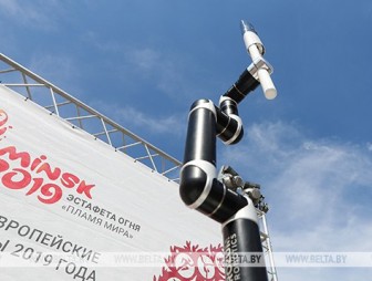 Робот-факелоносец принял в ПВТ эстафету 'Пламя мира' II Европейских игр