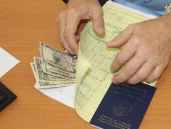 Более 60 раз с начала года на границе таможенники находили в документах 'забытые' деньги