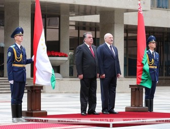 Поднять торговлю и выйти на новые рынки - Александр Лукашенко и Эмомали Рахмон проводят переговоры во Дворце Независимости