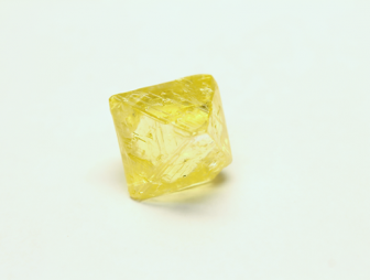 В России нашли уникальный алмаз лимонного цвета