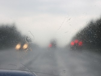 Как правильно водить машину в дождь