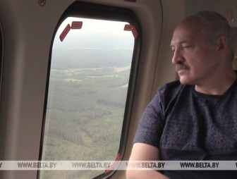 Александр Лукашенко с вертолета проинспектировал ход уборочной в нескольких регионах