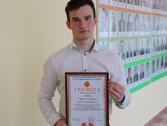 Александр Лукашенко наградил медалью учащегося колледжа из Новогрудка за спасение тонущей женщины