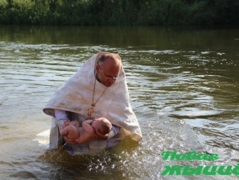 На Новогрудчине более 20 православных христиан приняли таинство крещение в водах реки Неман