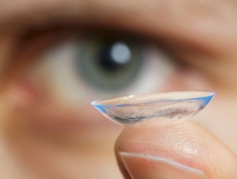 Ученые создали контактные линзы, способные увеличить изображение при двойном моргании