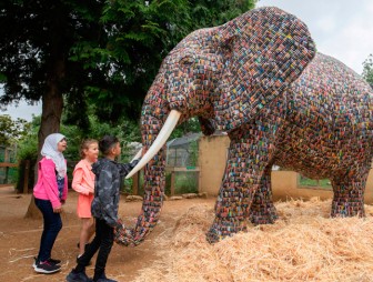 Слона в натуральную величину построили из 30 тыс. батареек