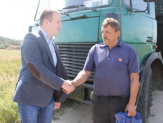 Благодарность и подарки от «Белпрофмаша» получили механизаторы ОАО «Мостовчанка», занятые на жатве