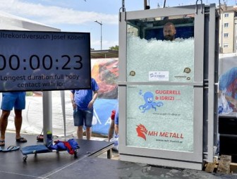 Австриец 2 часа просидел в контейнере со льдом и установил рекорд