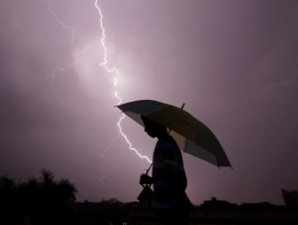 Видеофакт: мужчина чудом выжил после удара молнии